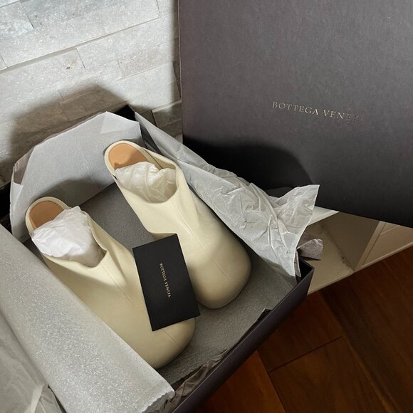 Bottega Veneta Beige Lambskin Leather ‘BV Bold’ Mule Heels - Picture 14 of 14